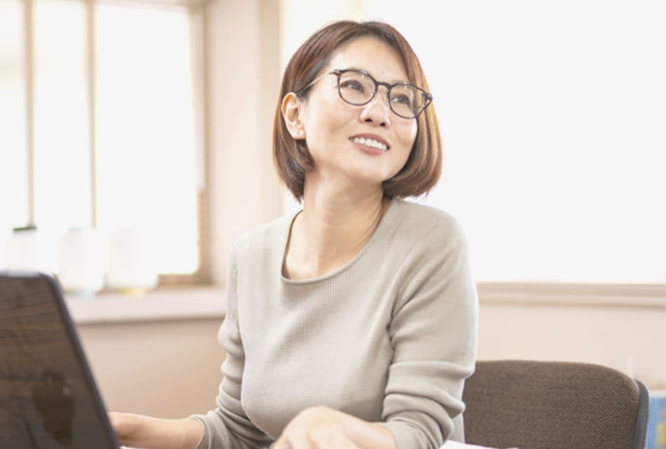 パソコンで仕事する女性