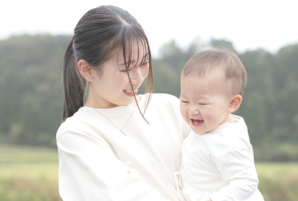 赤ちゃんを抱っこする女性