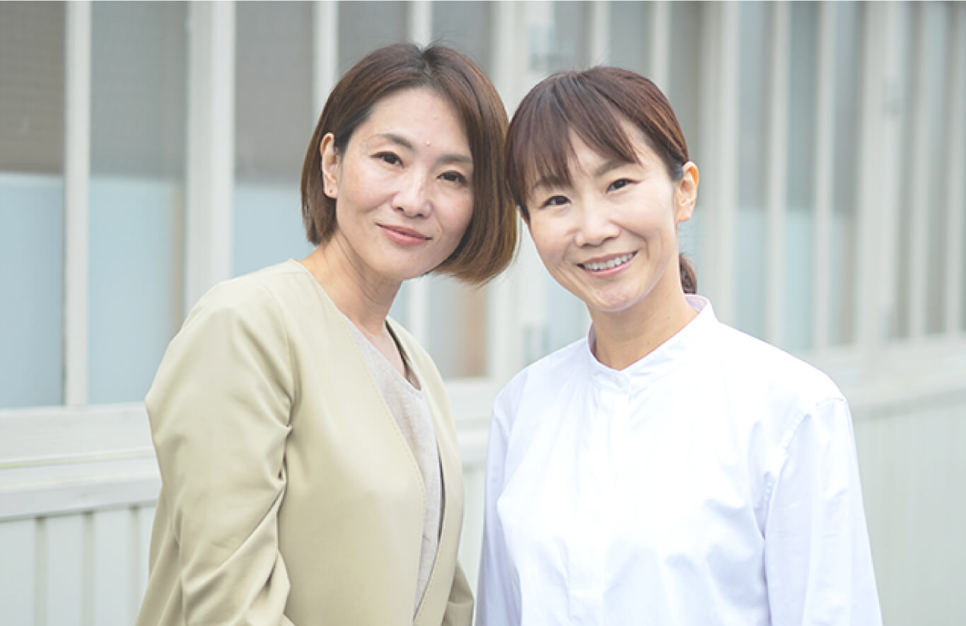 手を振る女性二人